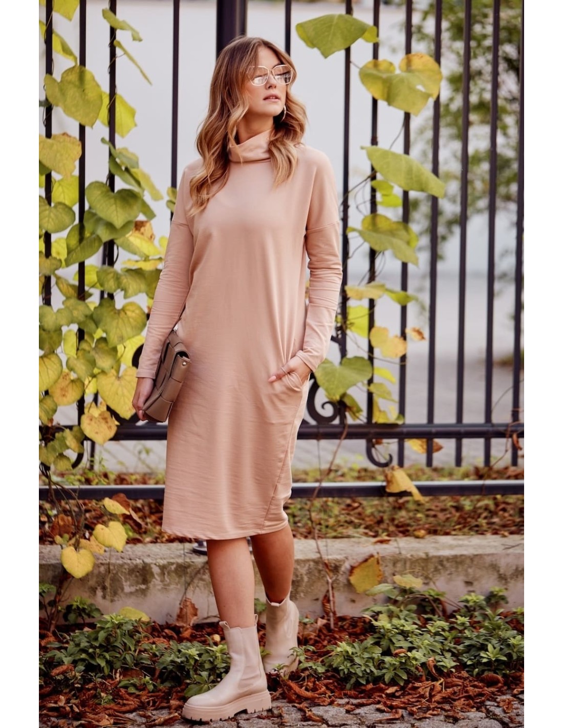 Lockeres Kleid mit Rollkragen und Taschen, beige FI720 – Online-Shop – Boutique